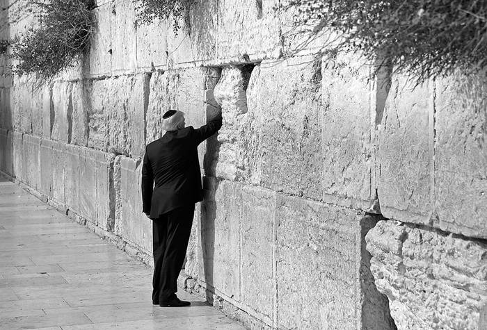 Donald Trump visita el Muro de los Lamentos, ayer, en la Ciudad Vieja de Jerusalén. Foto: Ronen Zvulun, AFP