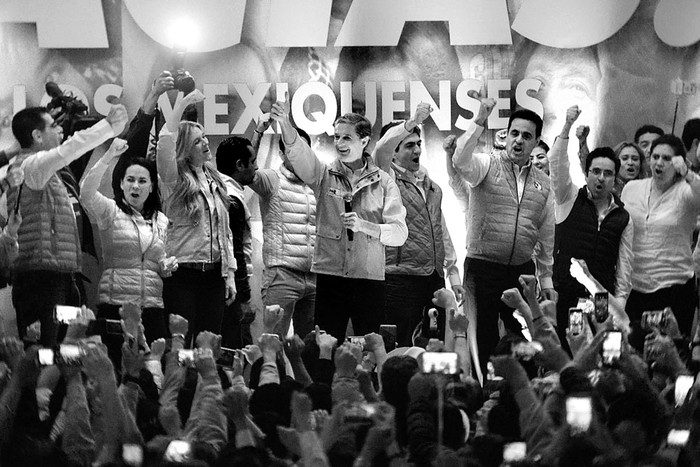 Alfredo del Mazo (c) y otros miembros del Partido Revolucionario Institucional, en la sede del partido, en Toluca, estado de México, el domingo. Foto: Crisanta Espinoza, AFP