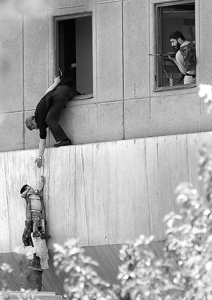 Policías iraníes evacuan a un niño del edificio del Parlamento durante un ataque contra el complejo, ayer, en Teherán. Foto: Omid Vahabzadeh, AFP