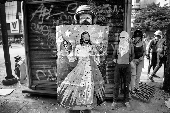 Manifestantes opositores durante un ataque a la sede de la Corte Suprema de Justicia, en el marco de las protestas contra el presidente Nicolás Maduro, el lunes, en Caracas, Venezuela. Foto: Federico Parra, AFP