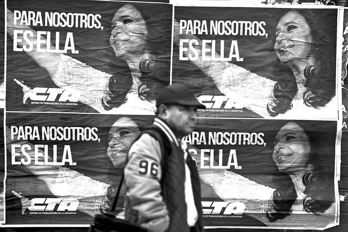 Propaganda a favor de Cristina Fernández, ayer, en el centro de Buenos Aires. Foto: Eitan Abramovich, AFP