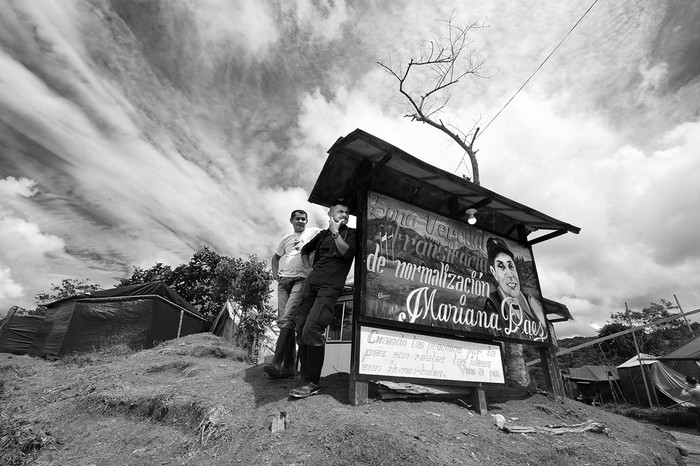 Miembros de las FARC, ayer, junto a una señal de la Zona Veredal Transitoria de Normalización Mariana Páez, municipio de Mesetas, Colombia. Foto: Raúl Arboleda, AFP