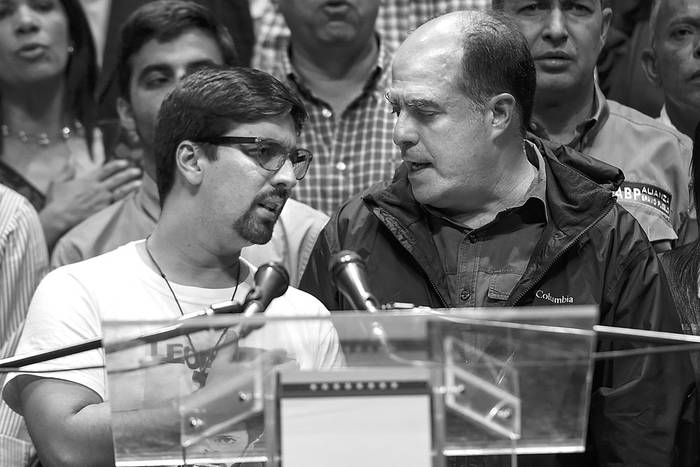 Presidente y vicepresidente de la Asamblea Nacional de Venezuela, Julio Borges (i), y Freddy Guevara, durante un acto, ayer, en Caracas, Venezuela. Foto: Juan Barreto, AFP