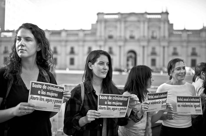 Activistas durante una demostración a favor del aborto legal, el 11 de noviembre de 2014, frente al Palacio Presidencial de La Moneda, en Santiago de Chile. Foto: Martin Bernetti, AFP