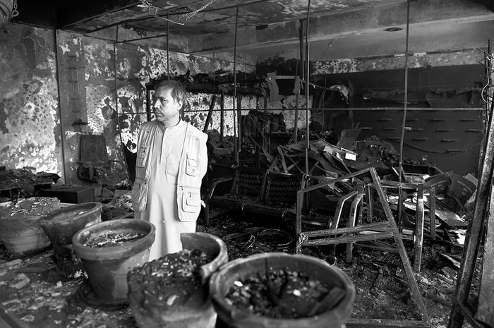Un afgano inspecciona una tienda, luego de un atentado con coche bomba, ayer, en Kabul. Foto: Wakil Kohsar, AFP
