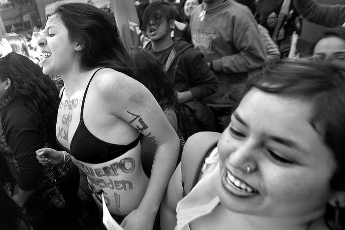 Activistas pro aborto legal festejan, ayer, fuera de la Corte Constitucional en Santiago de Chile. Foto: Claudio Reyes, AFP