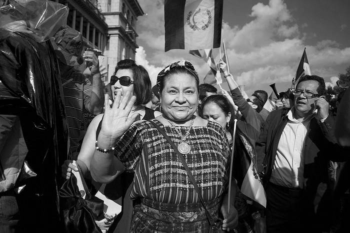 Rigoberta Menchú, ganadora del premio Nobel de la Paz 1992, participa en una manifestación para pedirle la renuncia al presidente Jimmy Morales, el domingo, frente al Palacio de la Cultura, en Ciudad de Guatemala. Foto: Carlos Alonzo, AFP
