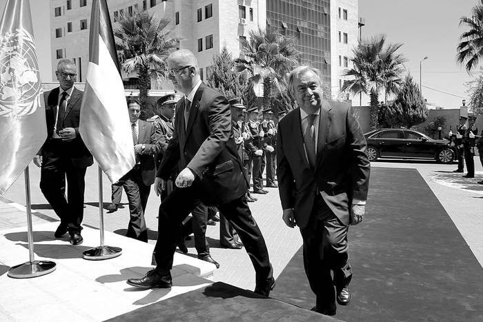 António Guterres, secretario general de la Organización de las Naciones Unidas (c), y Rami Hamdallah (i), primer ministro palestino, ayer, en la ciudad cisjordana de Ramallah. Foto: Abbas Momani, AFP