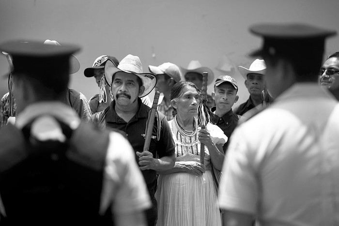 Indígenas que apoyan Iván Velasquez, jefe de la Comisión Internacional contra la Impunidad en Guatemala (CICIG), ayer, frente a la sede de la CICIG, en Guatemala. Foto: Johan Ordóñez, AFP