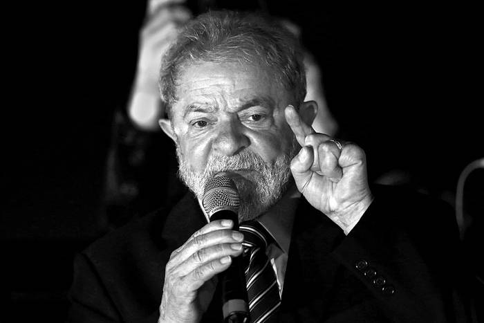 Luis Inácio Lula da Silva durante un acto, ayer, en la Plaza Generoso Marqués de Curitiba, Brasil. Foto: Heuler Andrey, AFP