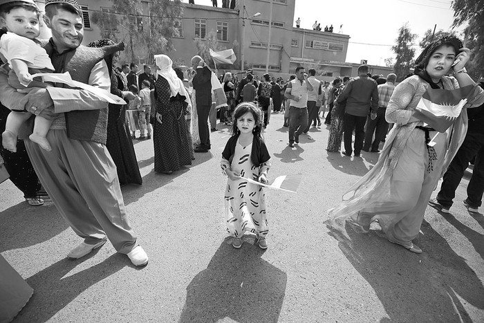 Iraquíes kurdos festejan en las calles de la ciudad norteña de Kirkuk, Irak, mientras se vota un referéndum sobre su independencia. Foto: Ahmad Al-Rubaye, AFP