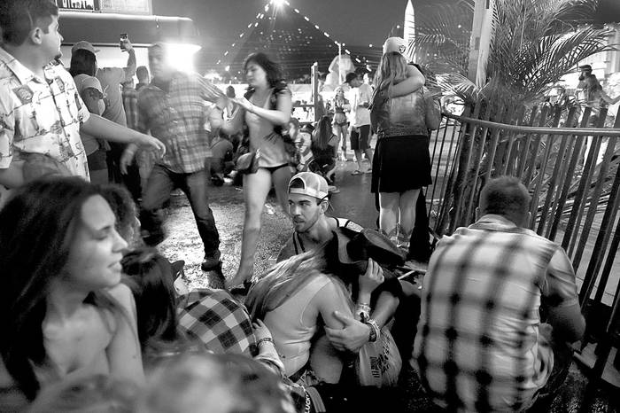 Asistentes al festival de música country, luego del ataque a balazos, el domingo, en Las Vegas, Nevada. Foto: David Becker, AFP