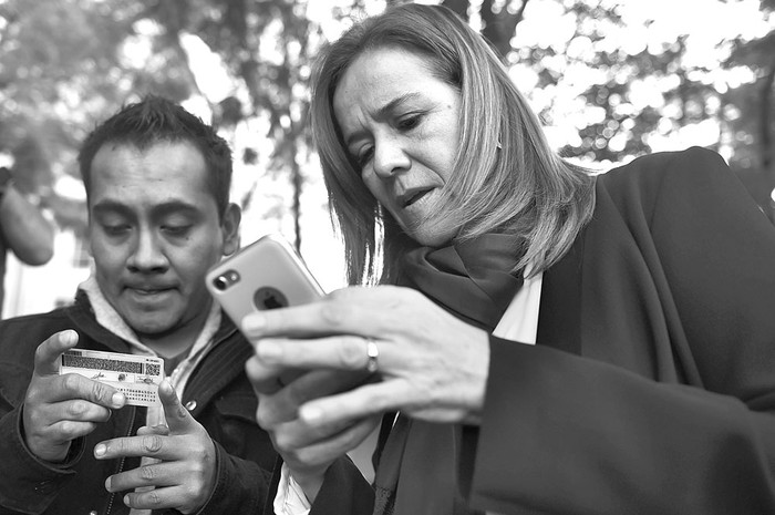 Margarita Zavala, posible candidata a la presidencia de México, recolecta firmas electrónicas para poder postularse, ayer, en Ciudad de México. Foto: Pedro Pardo, AFP