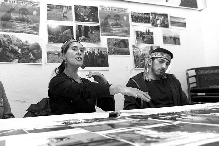 Soraya Maicoño y Fernando Jones Huala, de la comunidad Mapuche Pu Lof, ayer, en rueda de prensa. Foto: Andrés Cuenca