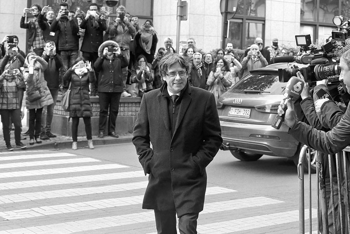 Carles Puigdemont llega a un encuentro con los medios de comunicación, ayer, en Bruselas, Bélgica. Foto: Nicolás Maeterlinck, AFP