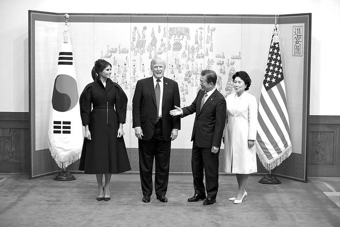 Melania Trump, primera dama estadounidense; Donald Trump presidente estadounidense; Moon Jae-in, presidente surcoreano, y su esposa Kim Jung-sook posan, ayer, en la Casa Azul presidencial en Seúl. Foto: Jim Watson, AFP