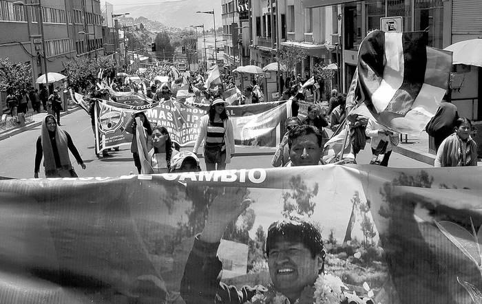 Organizaciones sociales marchan en apoyo a Evo Morales, presidente boliviano, el martes, en La Paz. Foto: Aizar Raldes, AFP