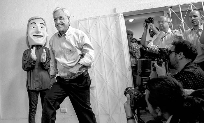 Sebastián Piñera, candidato presidencial chileno, asiste a un acto de campaña, ayer, en Santiago. Foto: Martín Bernetti, AFP