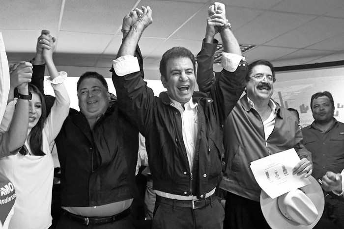Salvador Nasralla (c), Iroshka Elvir de Nasralla, Guillermo Valle y Manuel Zelaya (d), ayer, en Tegucigalpa. Foto: Orlando Sierra, AFP