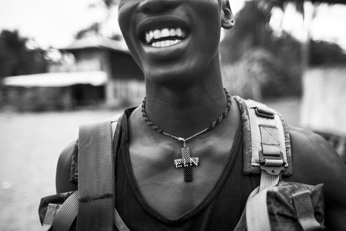 Un miembro del Ejército de Liberación Nacional en un campamento a orillas del río San Juan, departamento de Chocó, Colombia. Foto: Luis Robayo, Afp (archivo, noviembre de 2017)