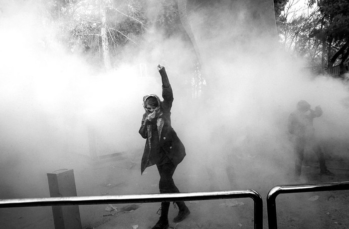 Tercer día de protestas en la Universidad de Teherán, Irán, el 30 de diciembre. Foto: AFP, s/d de autor