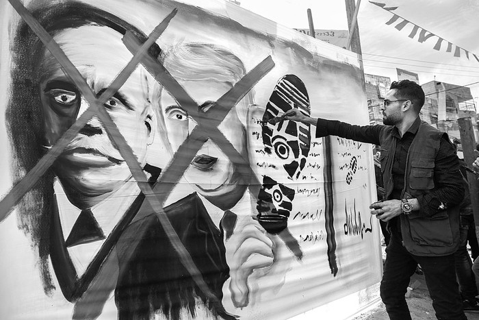 Un artista palestino pinta un mural, ayer, en Rafah, en el sur de la Franja de Gaza. Foto: Said Khatib, AFP