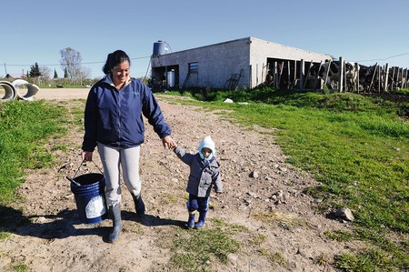 María Inés del Valle y su hijo Nicolás en la colonia Reglamento de Tierras de 1815 del INC. Foto: Sandro Pereyra (archivo, setiembre de 2015) María Inés del Valle y su hijo Nicolás en la colonia Reglamento de Tierras de 1815 del INC. Foto: Sandro Pereyra (archivo, setiembre de 2015)