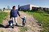 María Inés del Valle y su hijo Nicolás en la colonia Reglamento de Tierras de 1815 del INC. Foto: Sandro Pereyra (archivo, setiembre de 2015) María Inés del Valle y su hijo Nicolás en la colonia Reglamento de Tierras de 1815 del INC. Foto: Sandro Pereyra (archivo, setiembre de 2015)