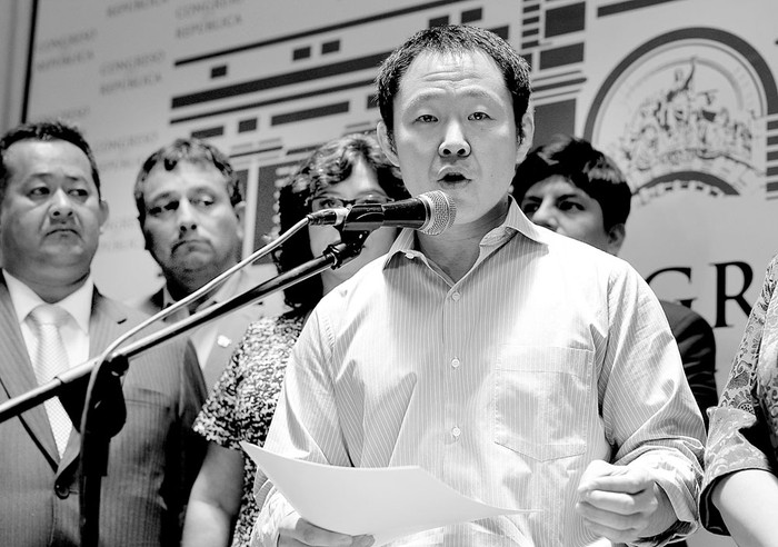 Kenji Fujimori, congresista peruano, en conferencia de prensa, ayer, en el edificio del Congreso, en Lima. Foto: AFP, s/d de autor
