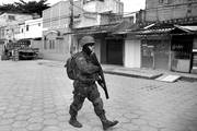 Fusileros Navales participan de una operación en la favela Kelson's, ayer, en la zona norte de Río de Janeiro. Fotos: Fernando Frazão, Agência Brasil
