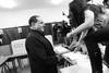 Una activista salta sobre una mesa de votación, frente a Silvio Berlusconi, ayer, en Milán. Foto: Miguel Medina, AFP Una activista salta sobre una mesa de votación, frente a Silvio Berlusconi, ayer, en Milán. Foto: Miguel Medina, AFP