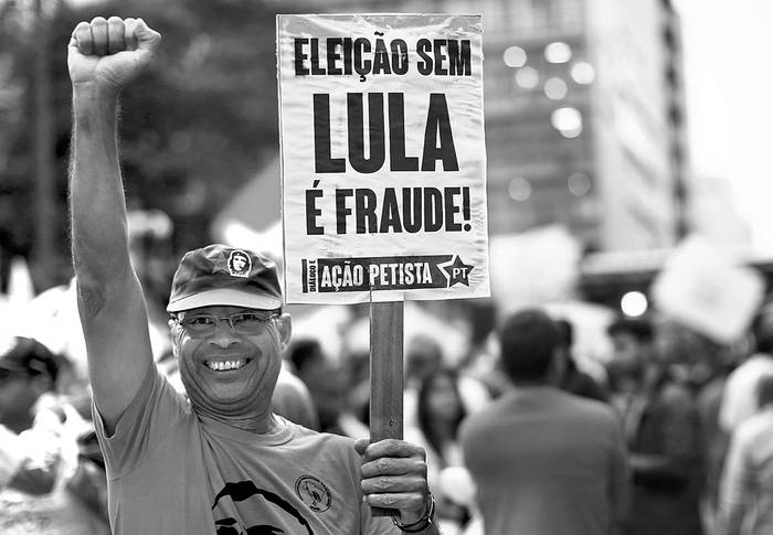 Partidarios Luiz Inácio Lula da Silva, esperan su llegada, ayer, a una plaza en Curitiba, Brasil. Foto: Heuler Andrey, AFP