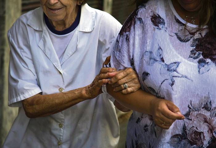 Natalie Lucas, del Sistema Nacional de Cuidados, cuida a Clementina Sosa, de 97 años. · Foto: Pablo La Rosa