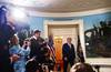Donald Trump asiste a una conferencia de prensa para anunciar su decisión sobre el acuerdo nuclear con Irán, ayer, en la Casa Blanca, en Washington.
· Foto: Saul Loeb Donald Trump asiste a una conferencia de prensa para anunciar su decisión sobre el acuerdo nuclear con Irán, ayer, en la Casa Blanca, en Washington.
· Foto: Saul Loeb