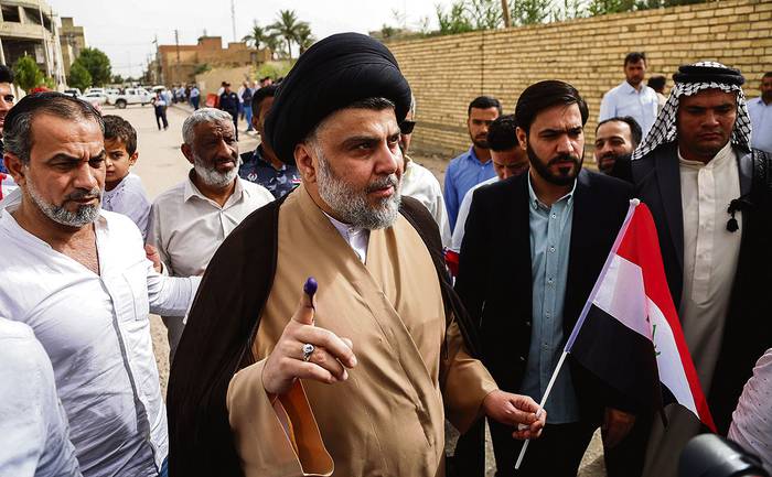 Moqtada al Sadr, clérigo y líder chiita iraquí, en un colegio electoral en la ciudad santa central de Nayaf.
 · Foto: Haidar Hamdani