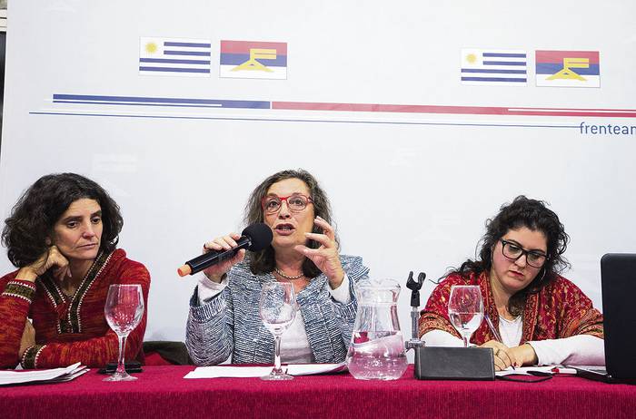 Soledad Salvador, Alma Espino y Cecilia Wernik en la mesa “Autonomía económica de las mujeres: clave para un desarrollo con igualdad”, en La Huella de Seregni.  · Foto: Mariana Greif