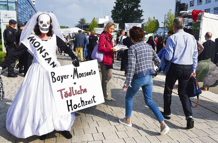 Manifestación contra Monsanto y Bayer, el 25 de mayo, afuera el World Conference Centre, en Bonn, Alemania. 
 · Foto: Patrik Stollarz