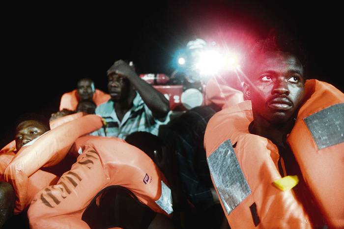 Inmigrantes que fueron rescatados, antes de abordar el barco Aquarius, contratado por SOS Méditerranée y Médicos Sin Fronteras.
 · Foto: SOS Méditerranée