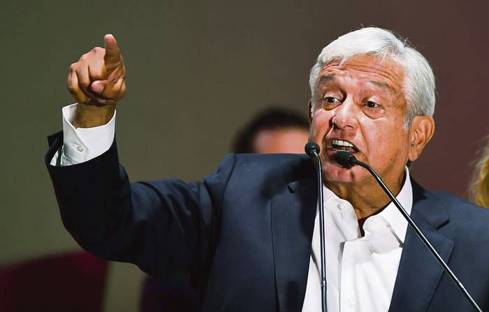 Manuel López Obrador, recién electo presidente de México, se dirige a sus partidarios, ayer, en el Zócalo, la Ciudad de México, después de ganar las elecciones generales.
 · Foto: Ronaldo Schemidt, AFP