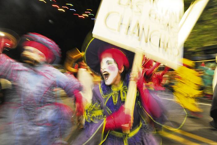 Murga Metele que son Pasteles, en el desfile inaugural (archivo, enero de 2018). · Foto: Federico Gutiérrez