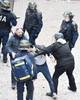 El jefe de seguridad del Elysee, Alexandre Benalla (cent.), al lado de Vincent Crase (cent., izq), asistente de seguridad, mientras arrastran a un manifestante, el 1 de mayo durante las protestas en París.
El jefe de seguridad del Elysee, Alexandre Benalla (cent.), al lado de Vincent Crase (cent., izq), asistente de seguridad, mientras arrastran a un manifestante, el 1 de mayo durante las protestas en París.