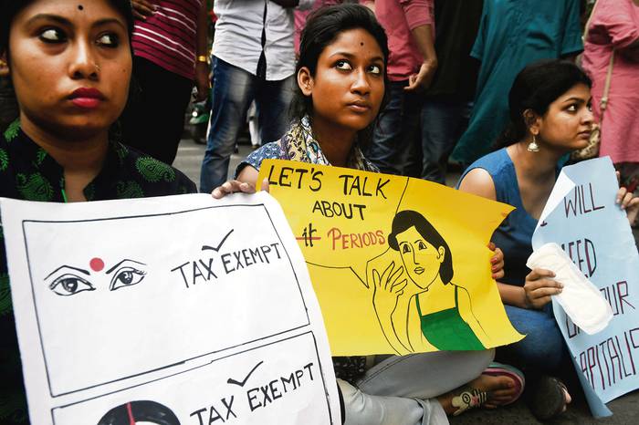 Protestas contra el impuesto del 12% en las toallas higiénicas y tampones en India. 
 · Foto: Dibyangshu Sarkar / AFP