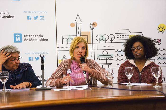 Lilián Celiberti, María José Olivera y Fernanda Olivar, en el cierre del debate de jornadas feministas. · Foto: Mariana Greif