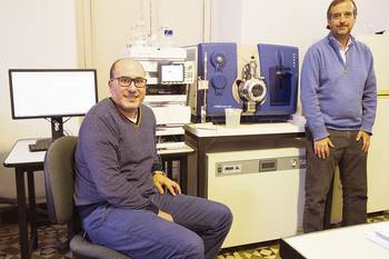 Andrés Trostchansky y Homero Rubbo, junto al espectrómetro de masa. Andrés Trostchansky y Homero Rubbo, junto al espectrómetro de masa.