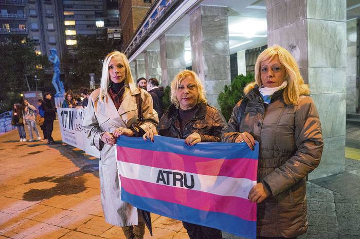 Karina Pankievich, Paola Braccio y Victoria Quiroga, durante la conmemoración del Día Internacional contra la Discriminación a Personas LGBTI. · Foto: Mariana Greif