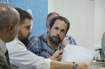 Hugo Bai (D), del PIT-CNT, en la mesa sobre Seguridad Social, el lunes en La Diaria.
Hugo Bai (D), del PIT-CNT, en la mesa sobre Seguridad Social, el lunes en La Diaria.