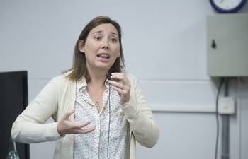 Ximena Moratorio durante la charla sobre etiquetado de alimentos, el jueves, en la Facultad de Química. Ximena Moratorio durante la charla sobre etiquetado de alimentos, el jueves, en la Facultad de Química.