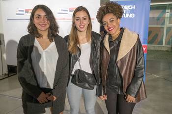 Constanza Schönhaut Soto, Ana Catelén y Luana de Souza, luego de la conferencia “La nueva ola feminista”, en La Huella de Seregni. Constanza Schönhaut Soto, Ana Catelén y Luana de Souza, luego de la conferencia “La nueva ola feminista”, en La Huella de Seregni.