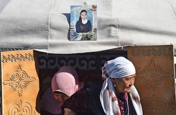 Familiares de Burulai Turdaaly Kyzy, estudiante de medicina de 20 años, celebran una ceremonia tradicional de 40 días, desde que fue asesinada en una estación de policía, el 28 de junio, en el asentamiento de Sokuluk, Kirguistán.
Familiares de Burulai Turdaaly Kyzy, estudiante de medicina de 20 años, celebran una ceremonia tradicional de 40 días, desde que fue asesinada en una estación de policía, el 28 de junio, en el asentamiento de Sokuluk, Kirguistán.