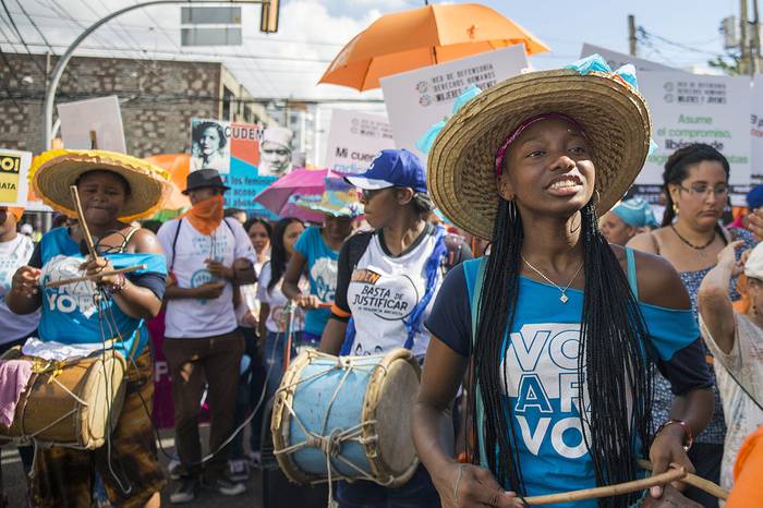 Marcha para exigir la despenalización del aborto, en el Día Internacional de la Eliminación de la Violencia contra la Mujer, ayer, en Santo Domingo, República Dominicana.
 · Foto: Erika Santelices